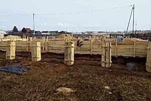 Начат монтаж ленточного фундамента деревянного дома, п. Полянка Начат монтаж ленточного фундамента деревянного дома, п. Полянка